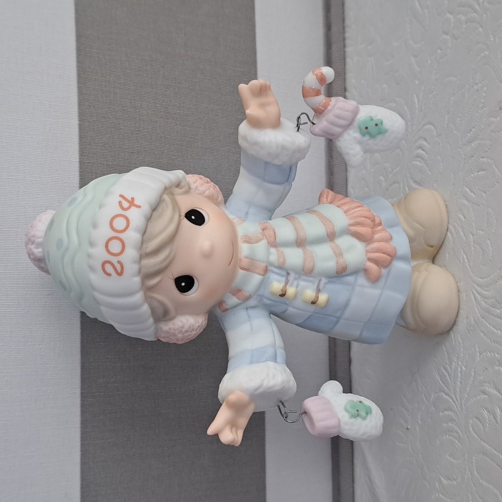 Precious Moments Figurine: 117785 Smitten with the Christmas Spirit
